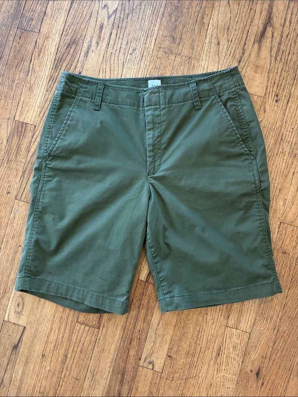 GAP Women's High Rise Downtown Bermuda Olive Green Flat-Front Shorts, size 6